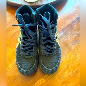 Men’s ASIC Wrestling shoes size 9.